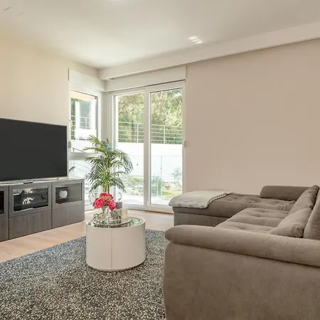 Luxury Hill Apartment *