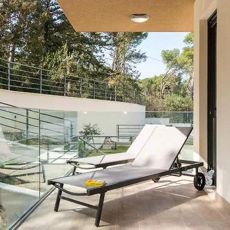 Luxury Hill سبليت