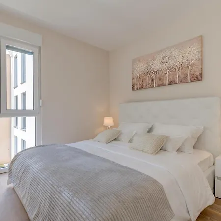 Luxury Hill سبليت