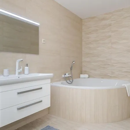 Luxury Hill شقة